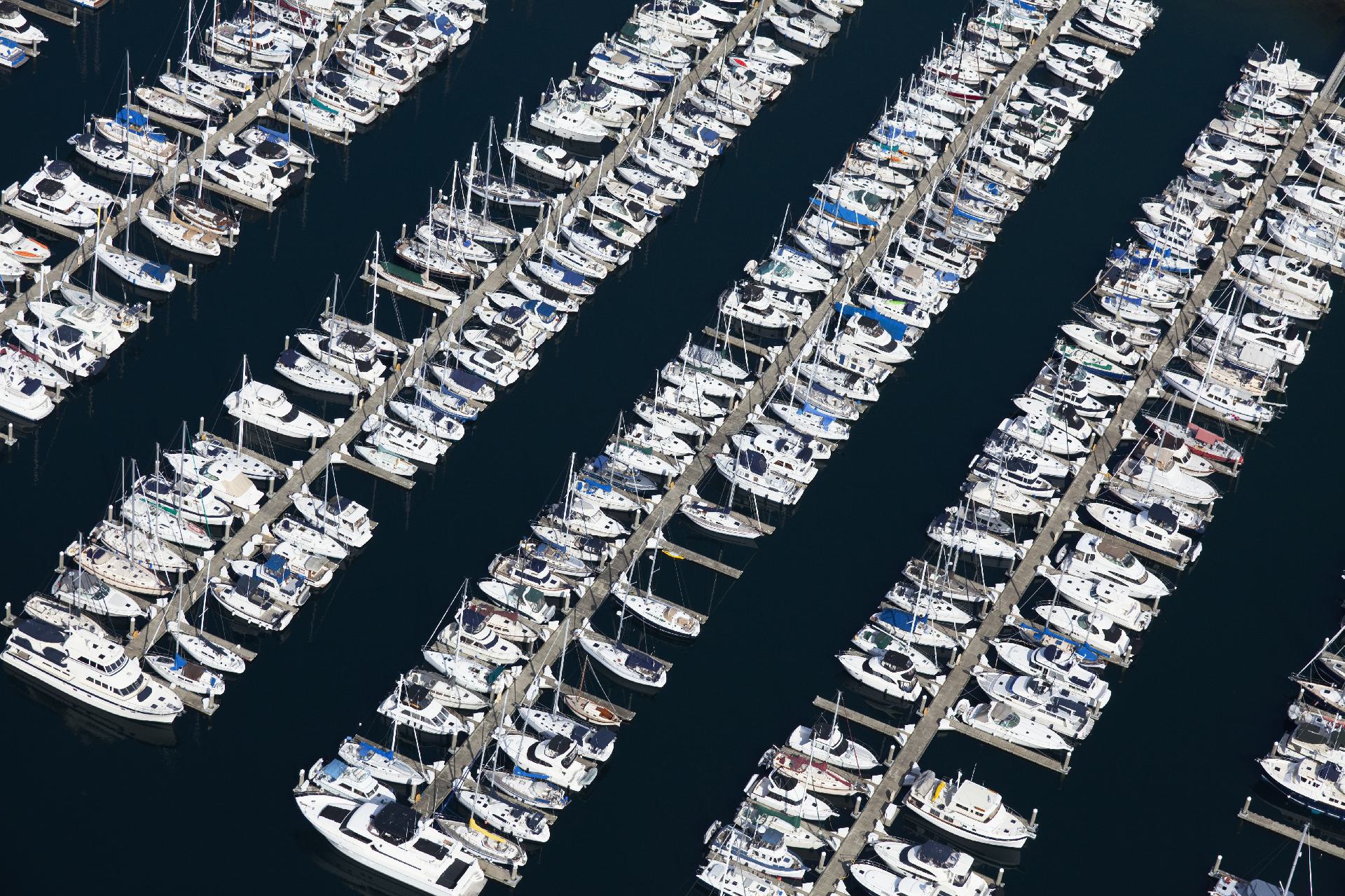 A vibrant view of Brisbane River with city skyline and boats cruising.
